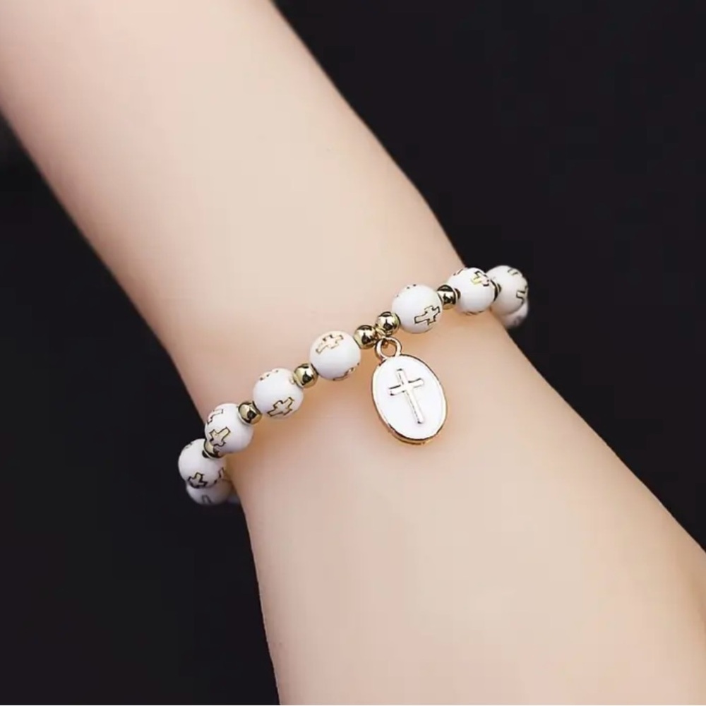Elegant Gold and White Beaded Bracelet